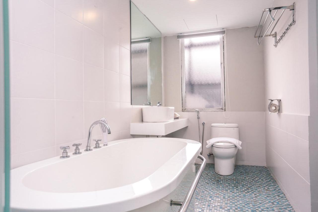 Days Hotel & Suites By Wyndham Kl - Chan Sow Lin Mrt Or Lrt Kuala Lumpur Exteriör bild