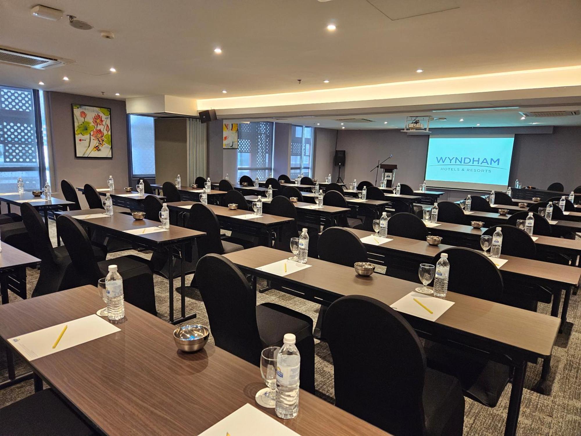 Days Hotel & Suites By Wyndham Kl - Chan Sow Lin Mrt Or Lrt Kuala Lumpur Exteriör bild