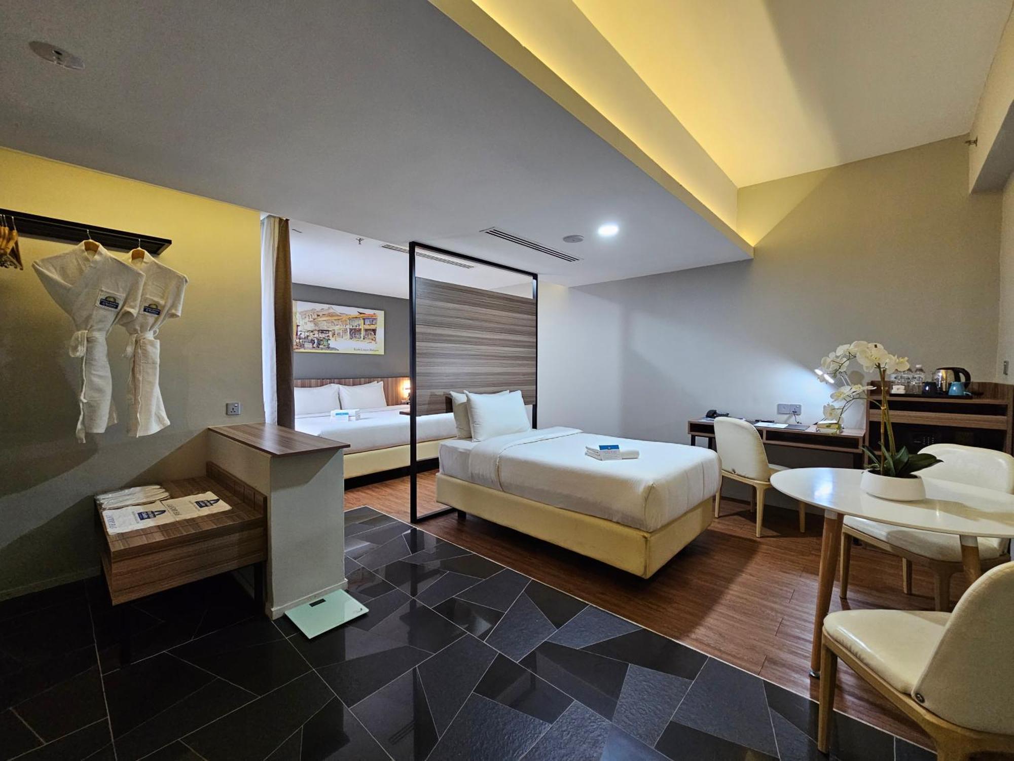 Days Hotel & Suites By Wyndham Kl - Chan Sow Lin Mrt Or Lrt Kuala Lumpur Exteriör bild
