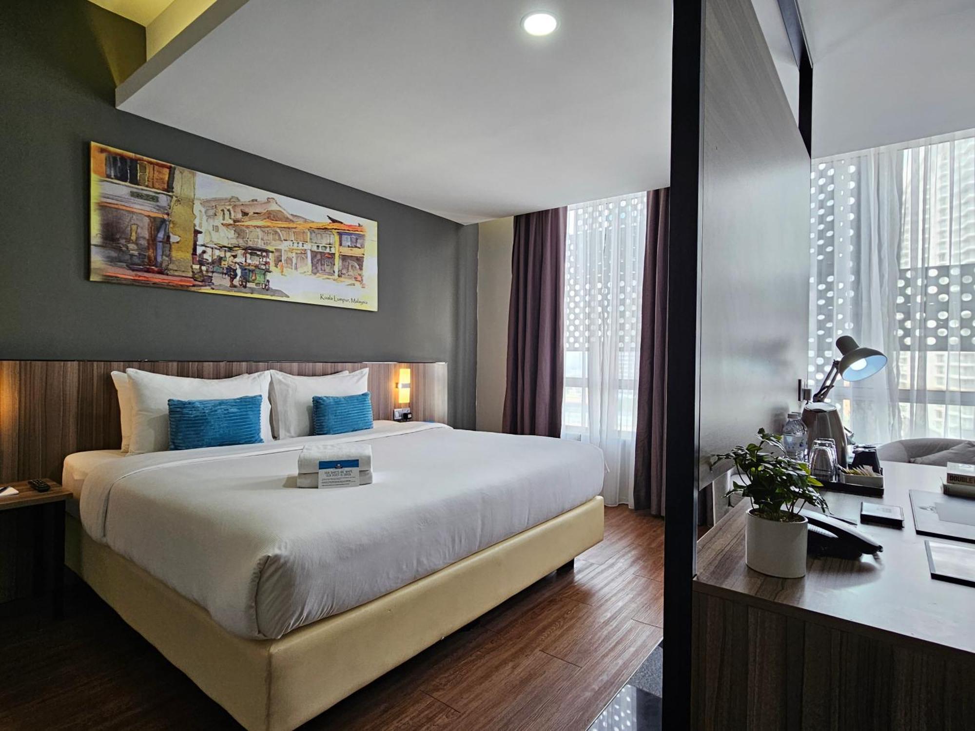 Days Hotel & Suites By Wyndham Kl - Chan Sow Lin Mrt Or Lrt Kuala Lumpur Exteriör bild