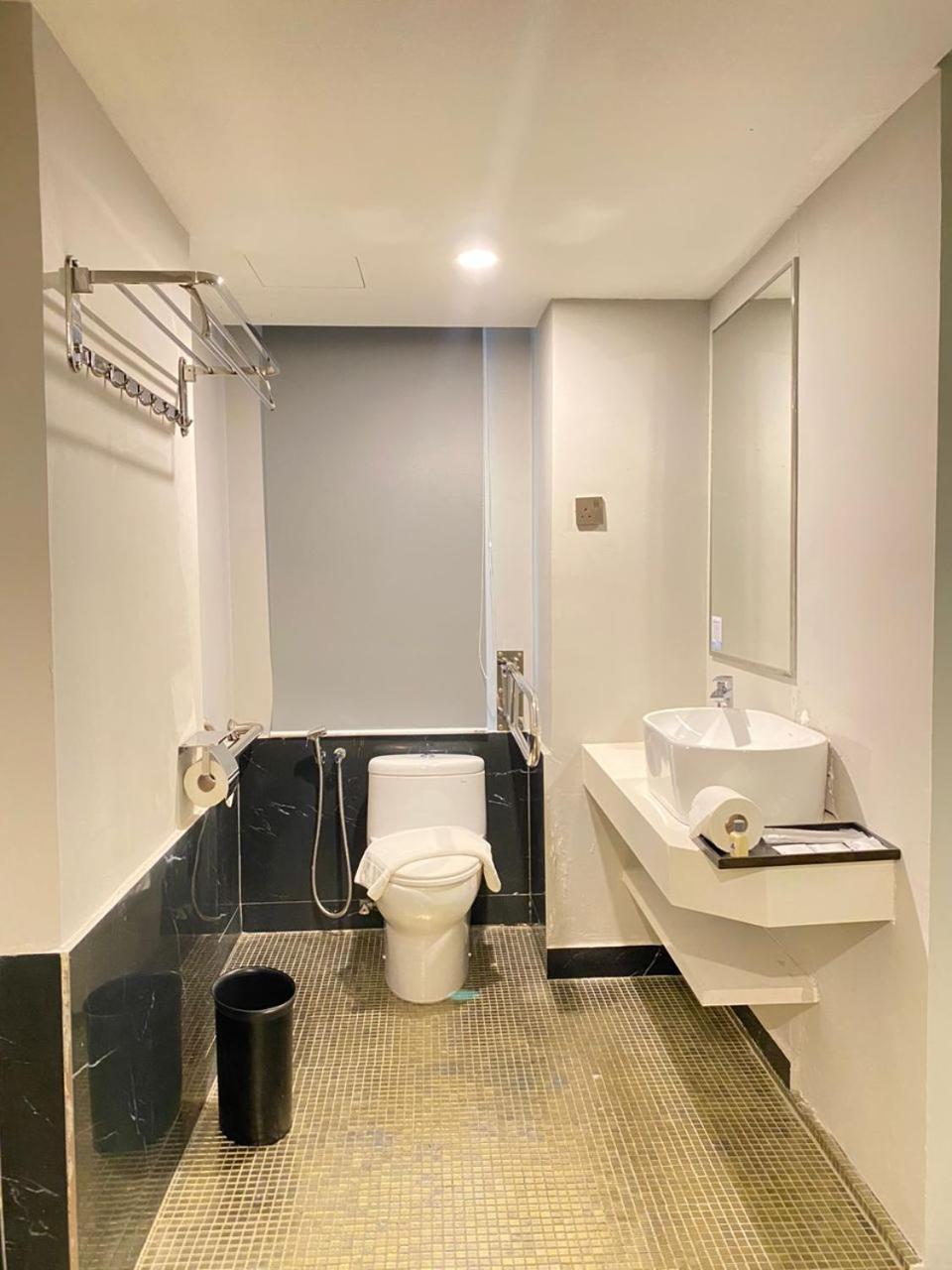 Days Hotel & Suites By Wyndham Kl - Chan Sow Lin Mrt Or Lrt Kuala Lumpur Exteriör bild