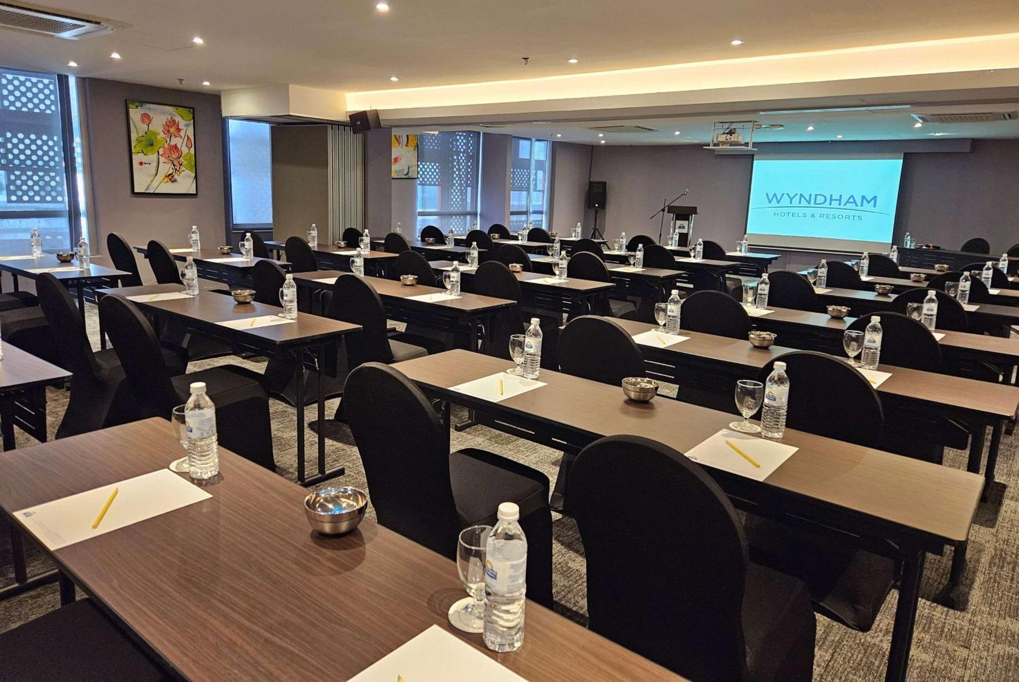 Days Hotel & Suites By Wyndham Kl - Chan Sow Lin Mrt Or Lrt Kuala Lumpur Exteriör bild